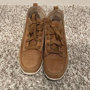 Vionic Brown Suede Ankle Boots Weather Resistant Size 6.